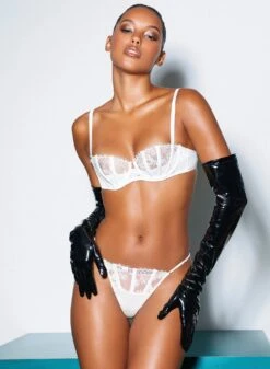 Fleur Du Mal Frankie Lace Thong -Fleurdumal Shop SHOT 20 039web 05c1e347 810e 46ef 8de7 7218ad3f93ca